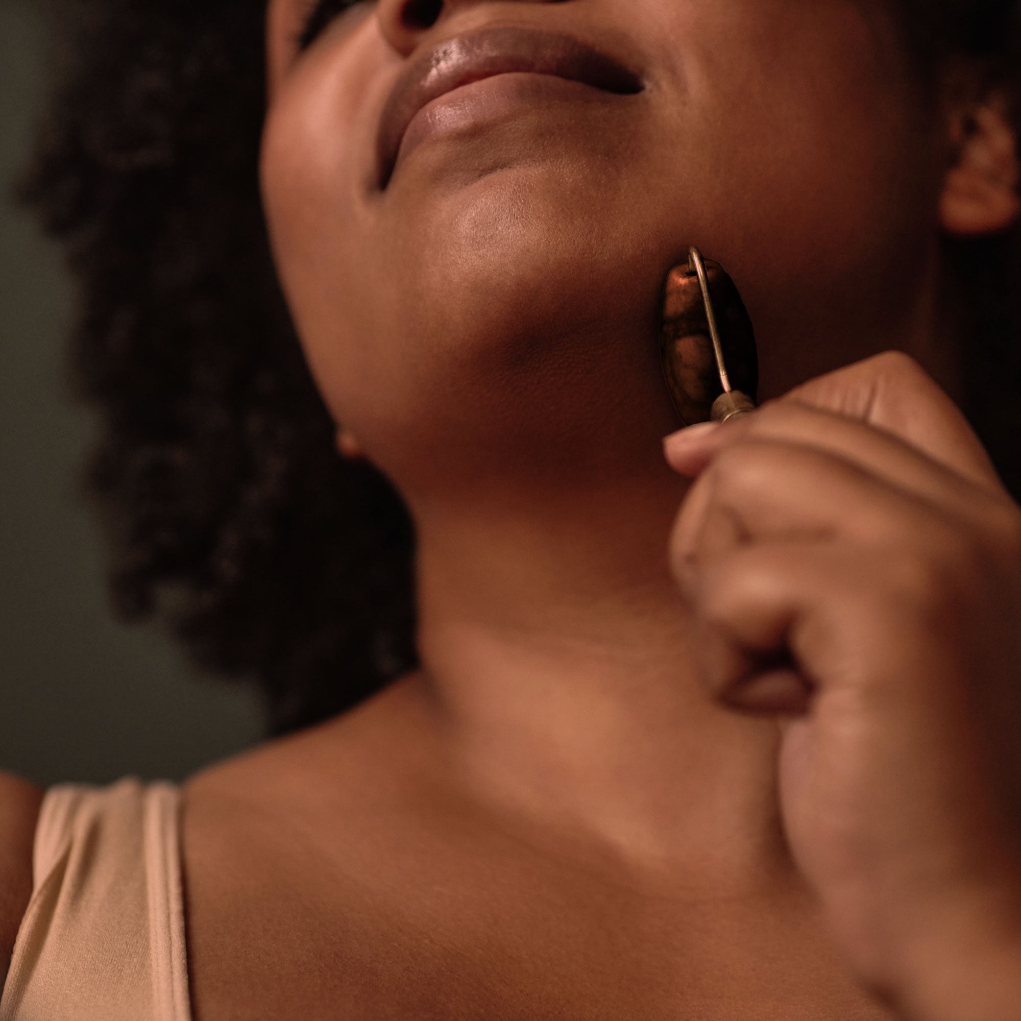 Gesichtsroller „Harmonie &amp; Ausgleich“ mit Tigerauge (Goldener Metallgriff)